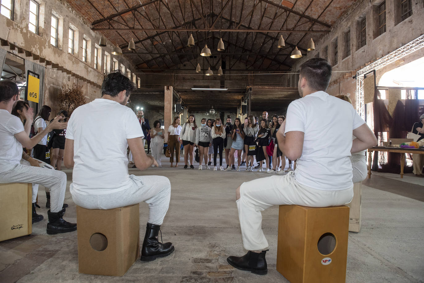 Felipe VI saluda a un grupo de escolares en Otero de Herreros.