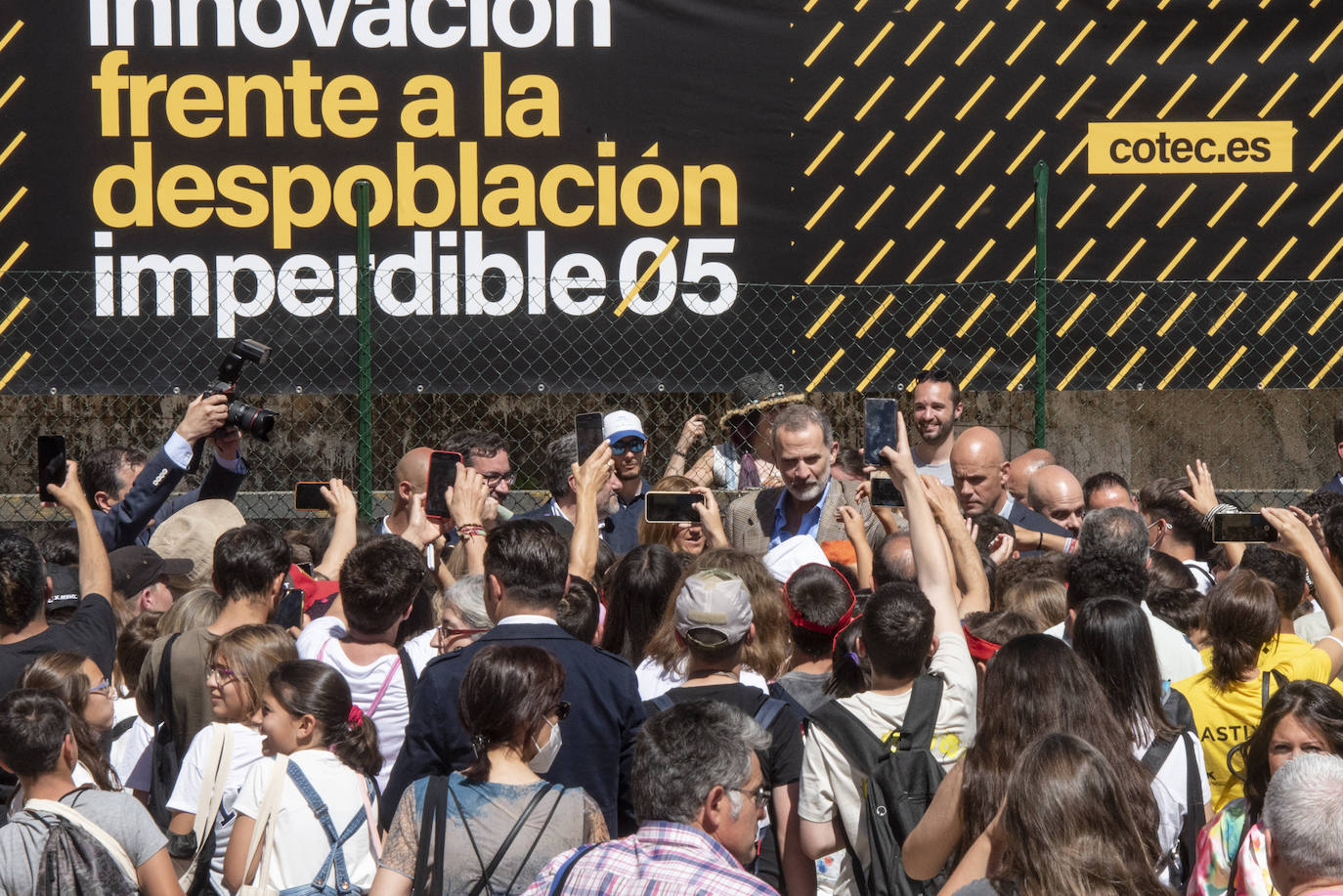 Felipe VI saluda a un grupo de escolares en Otero de Herreros.
