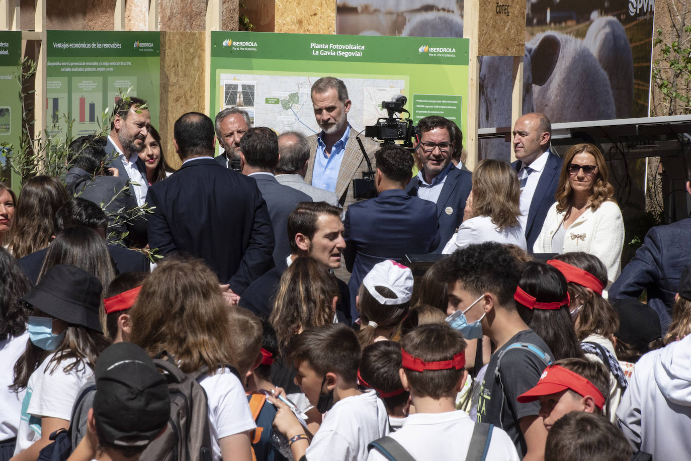 Felipe VI saluda a un grupo de escolares en Otero de Herreros.