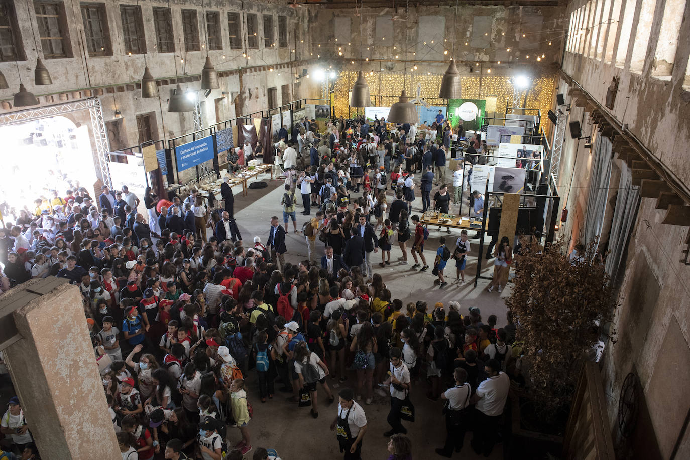 Felipe VI saluda a un grupo de escolares en Otero de Herreros.
