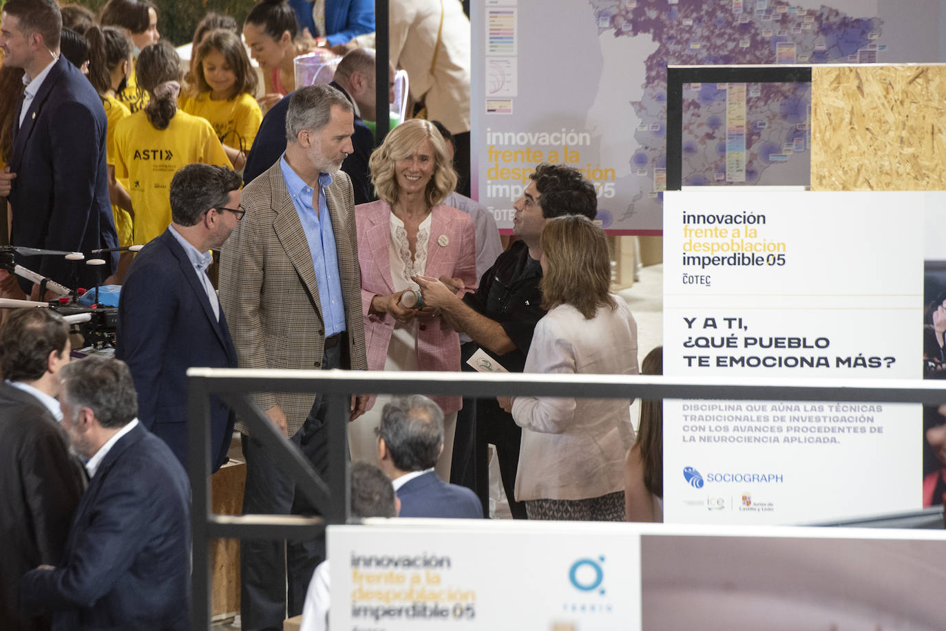 Felipe VI saluda a un grupo de escolares en Otero de Herreros.