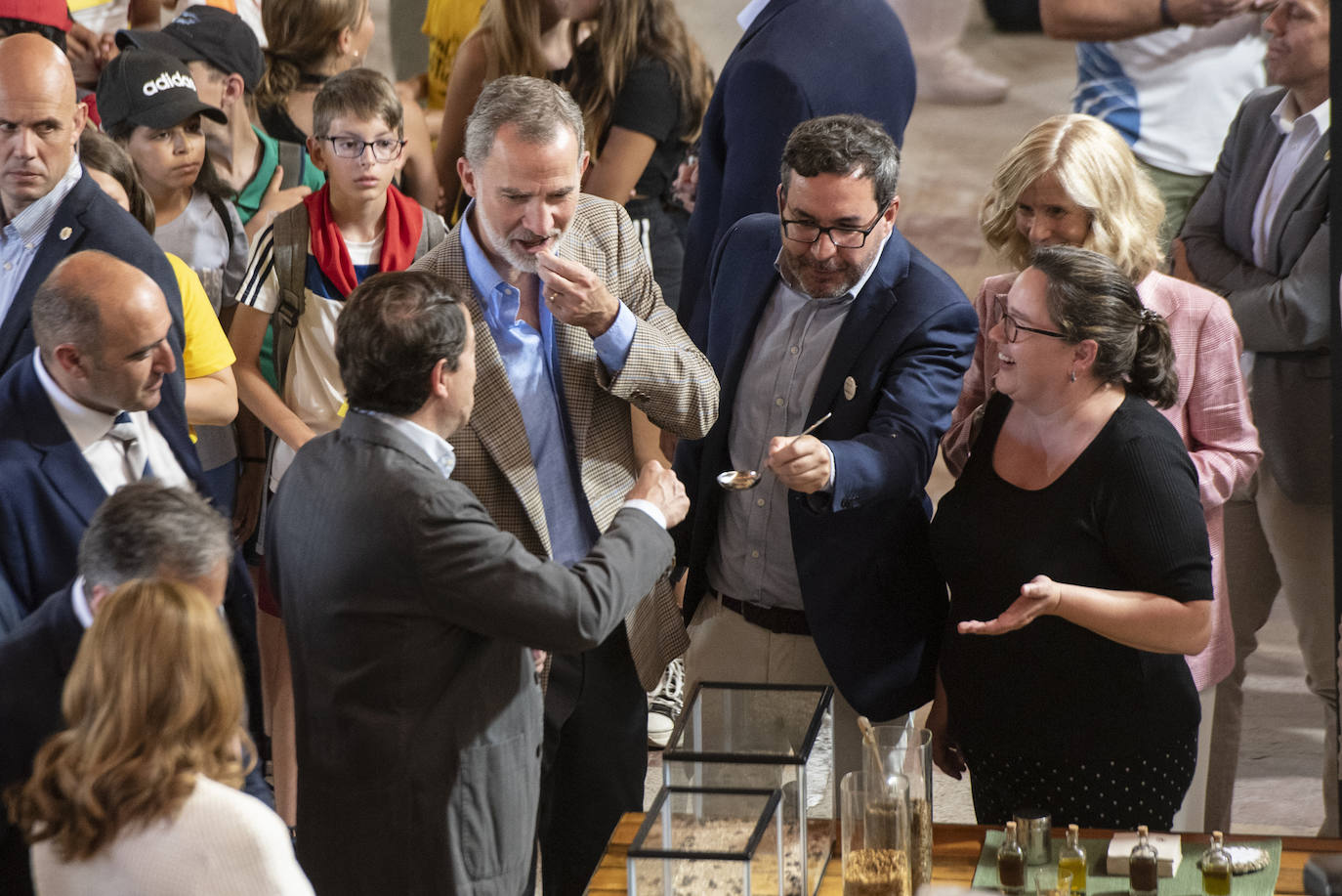 Felipe VI saluda a un grupo de escolares en Otero de Herreros.