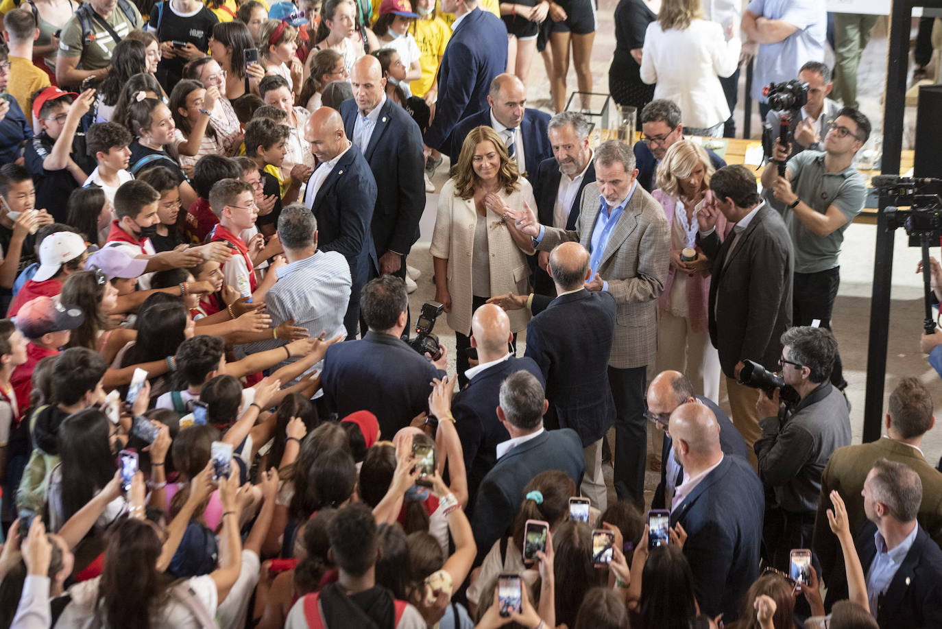 Felipe VI saluda a un grupo de escolares en Otero de Herreros.