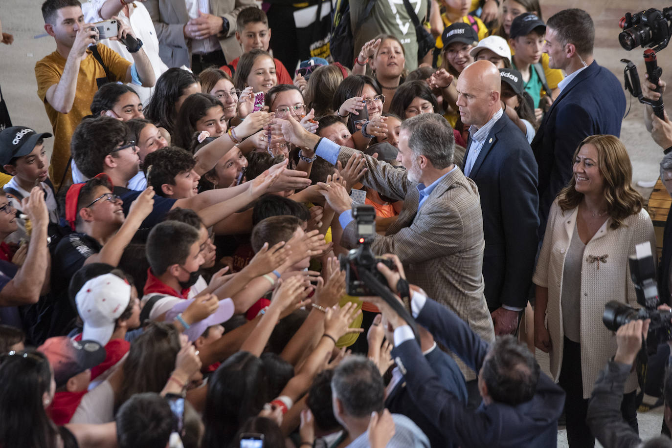 Felipe VI saluda a un grupo de escolares en Otero de Herreros.