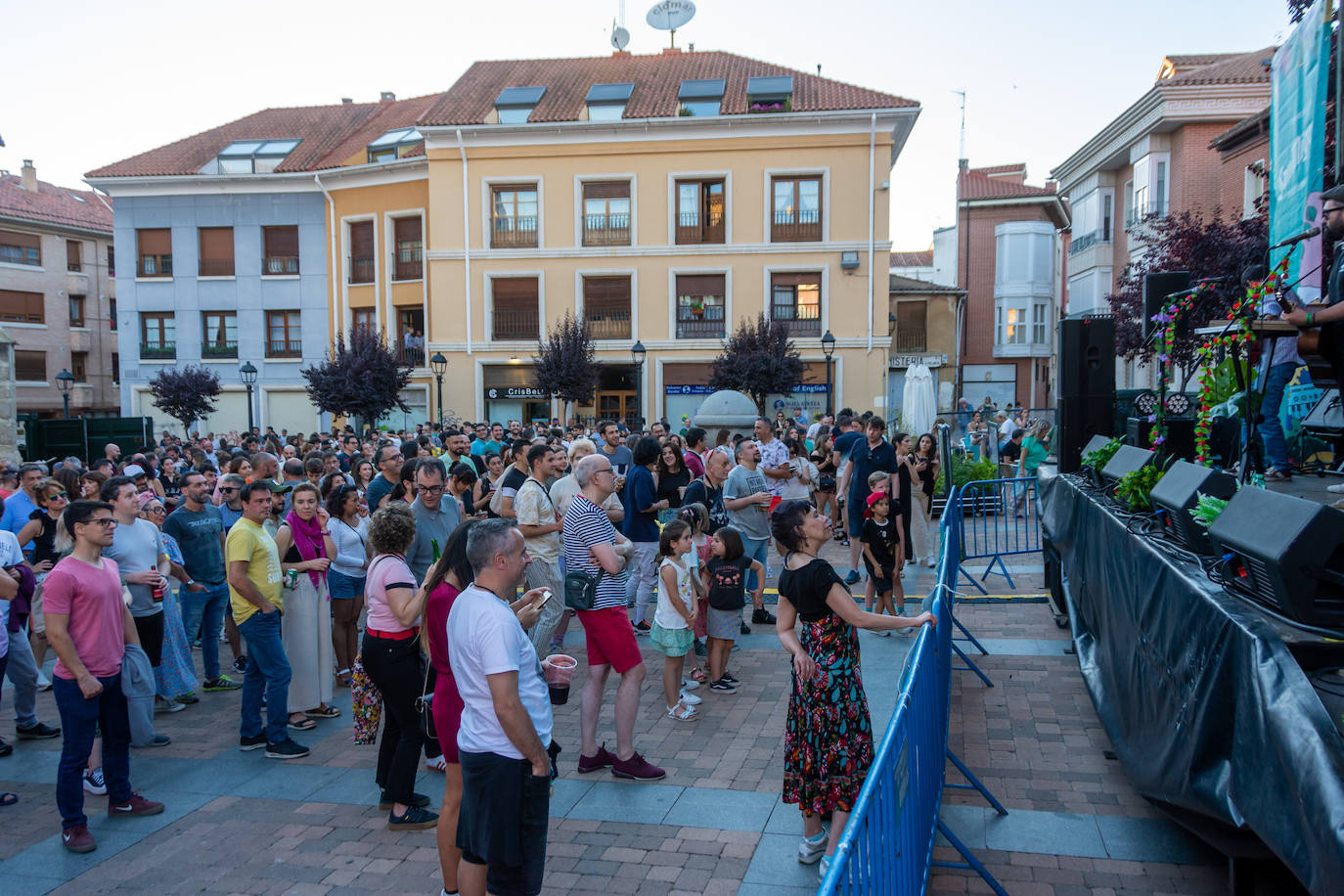 La plaza de San Miguel se llenó de música y de ambiente en el retorno del festival palentino de música indie