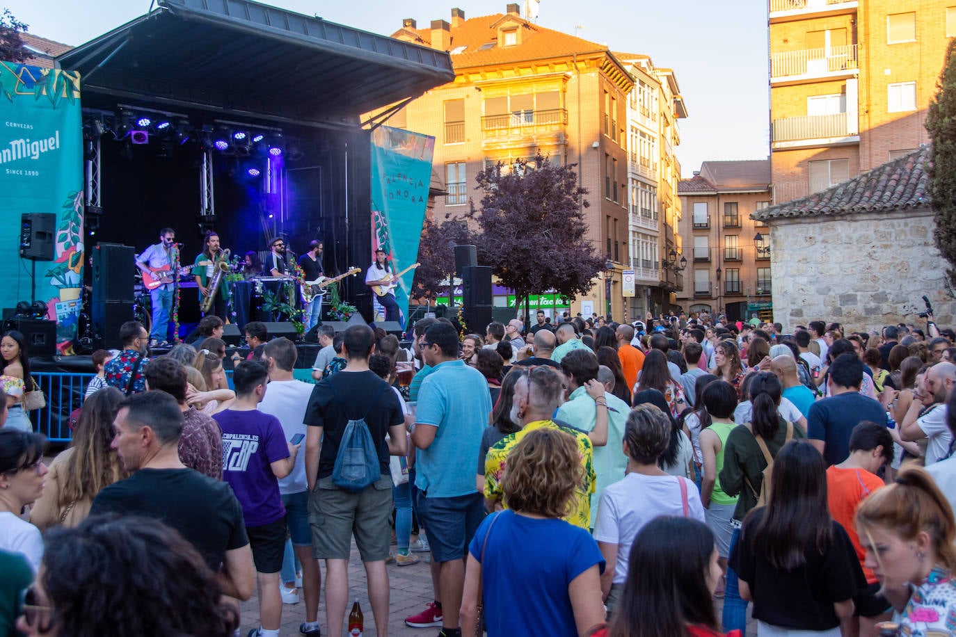La plaza de San Miguel se llenó de música y de ambiente en el retorno del festival palentino de música indie