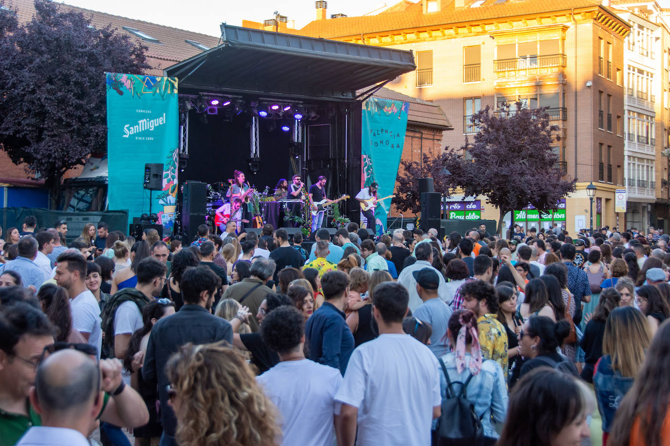 La plaza de San Miguel se llenó de música y de ambiente en el retorno del festival palentino de música indie