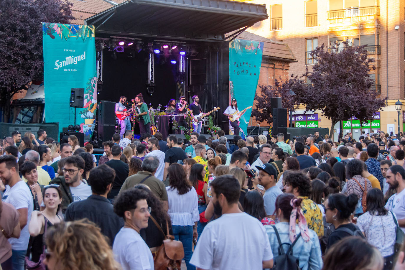 La plaza de San Miguel se llenó de música y de ambiente en el retorno del festival palentino de música indie
