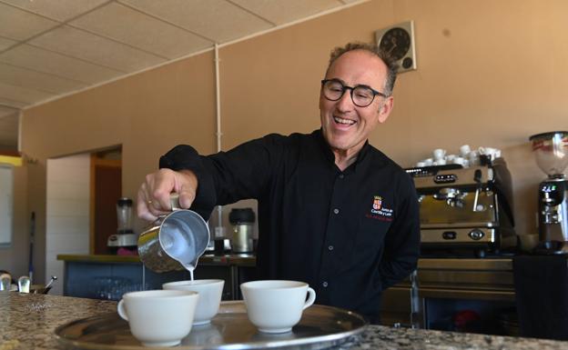 José Ramón Ordóñez, profesor técnico de Servicios de Restauración del IES Diego de Praves, en la cafetería habilitada para la formación de los alumnos. 