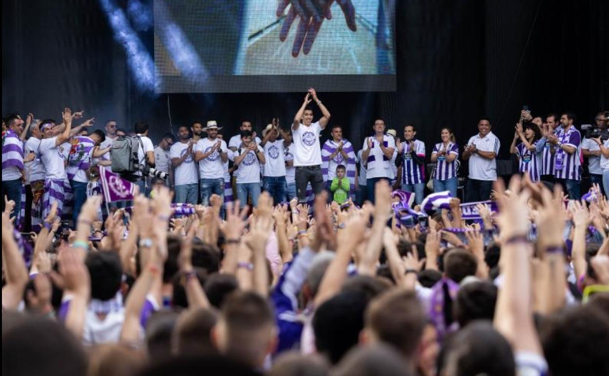 Afición y equipo unidos en el ascenso. 