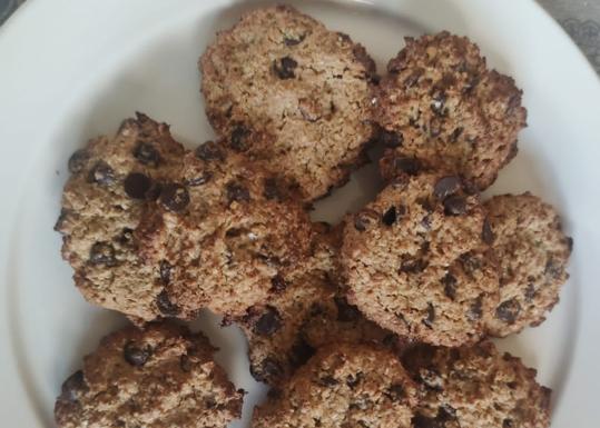 Galletas de copos de avena, crema de cacahuete y pepitas de chocolate