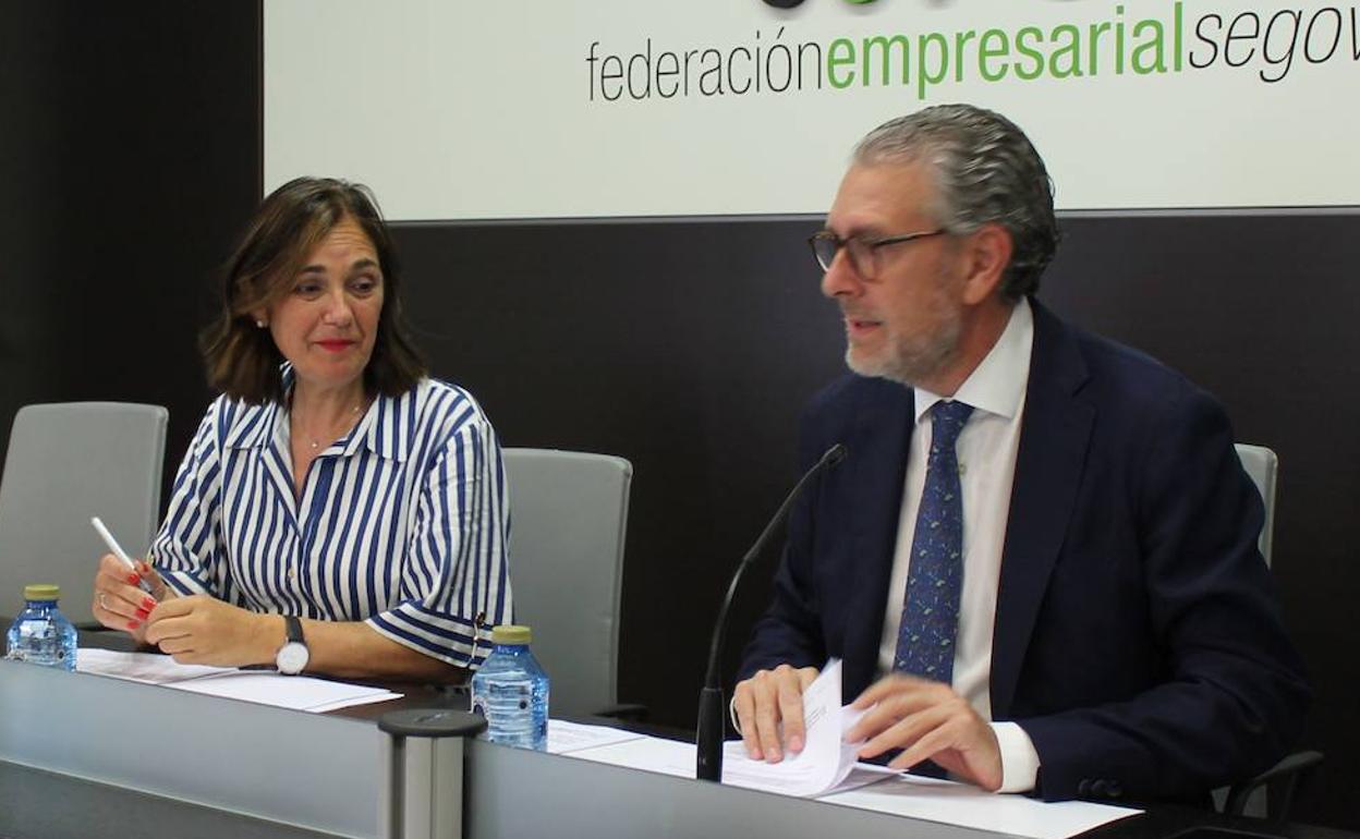 Beatriz Escudero y Andrés Ortega, en la asamblea de este viernes en la Federación Empresarial Segoviana. 