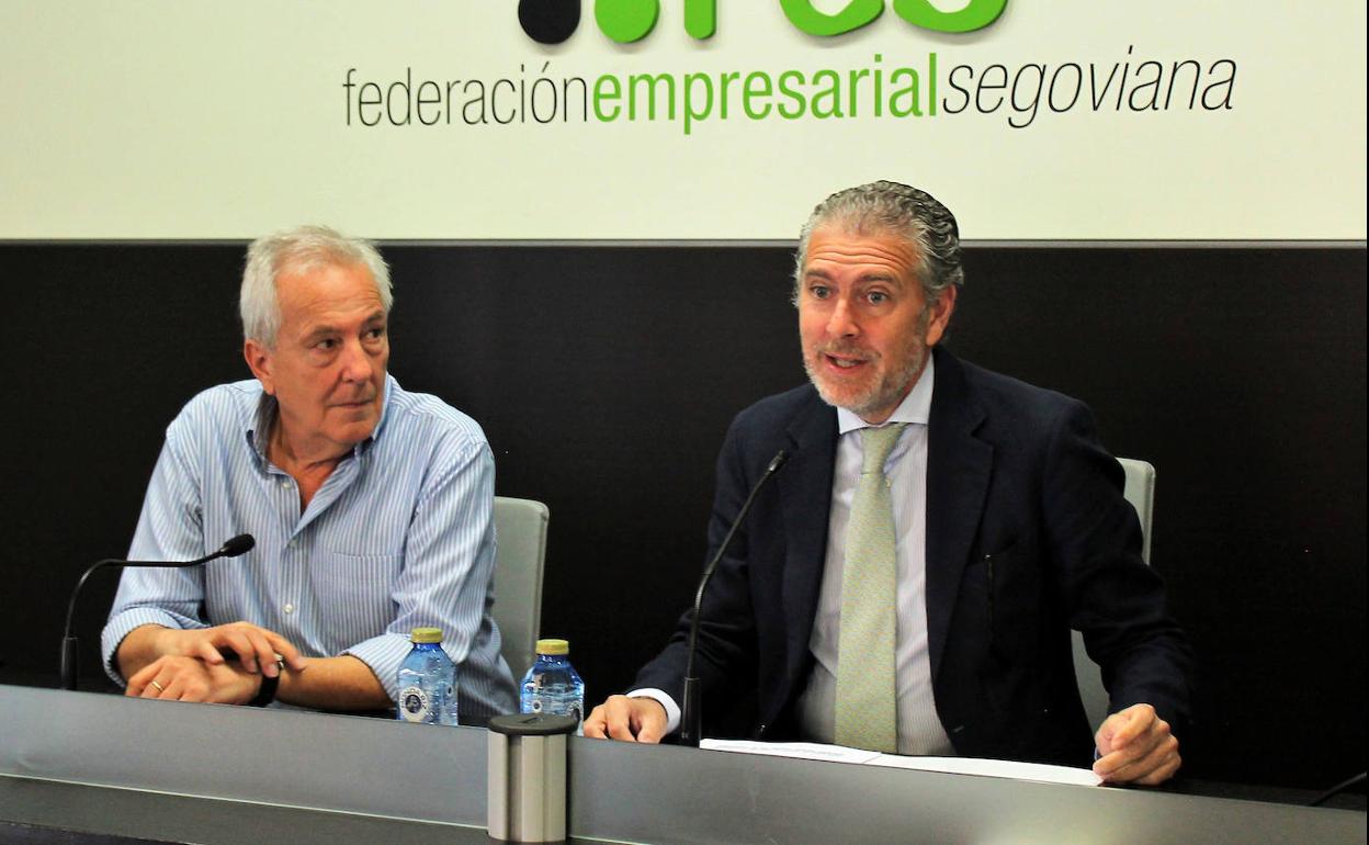 Enrique Navarro (i), junto al presidente de la Fes, Andrés Ortega. 