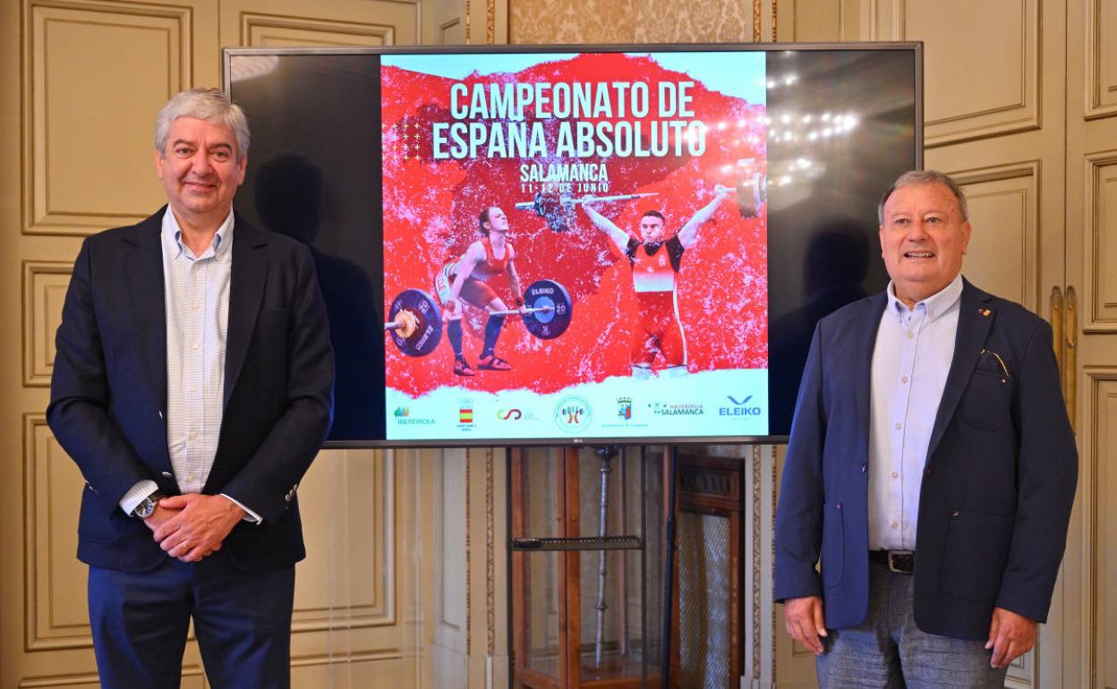 El concejal de Deportes, Javier García Rubio, con el presidente de la federación, Constantino I