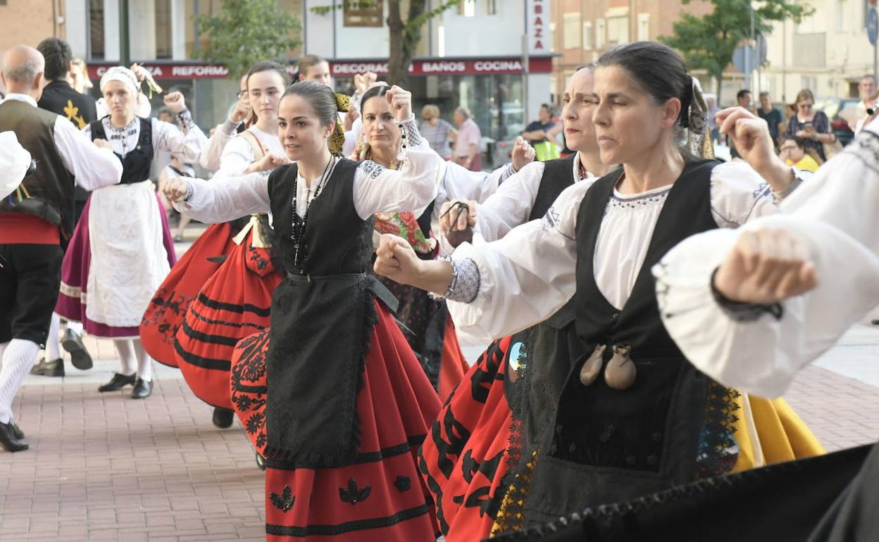 Un grupo de jotas actúa en las fiestas de la Rondilla en una imagen de archivo. 