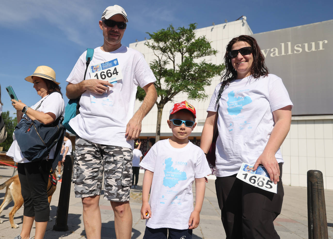 Fotos: La Marcha de la Diabetes tiñe de azul las calles de Valladolid