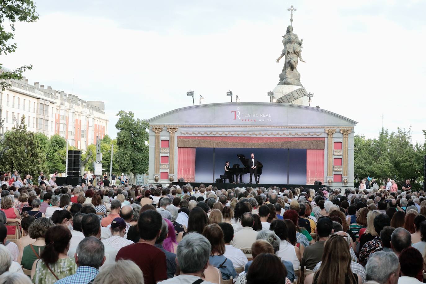 Fotos: Una carroza gigante para un concierto de ópera en plena calle en Valladolid