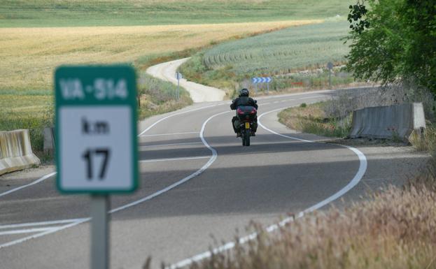 Un motorista abandona la localidad de Castrodeza, uno de los municipios enclavados en el agujero negro de Valladolid.