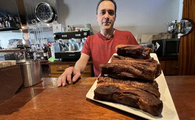 Pepe González muestra una ración de torreznos fritos en aceite de oliva 