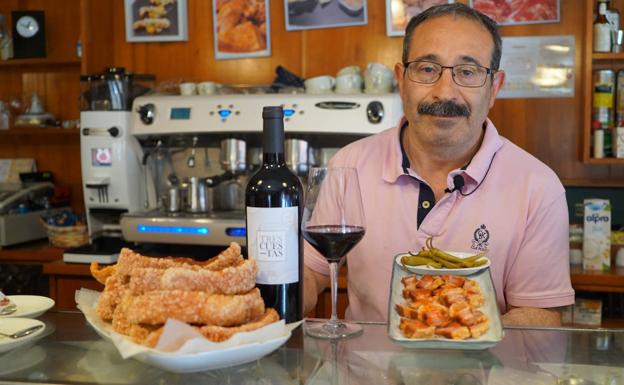 Juan Carlos Serrano, orgulloso con sus torreznos presentados con guindillas y pimentón 