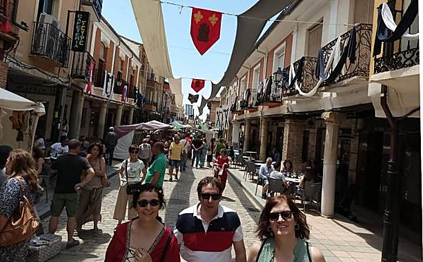 Público en una de las calles de Villalón. 
