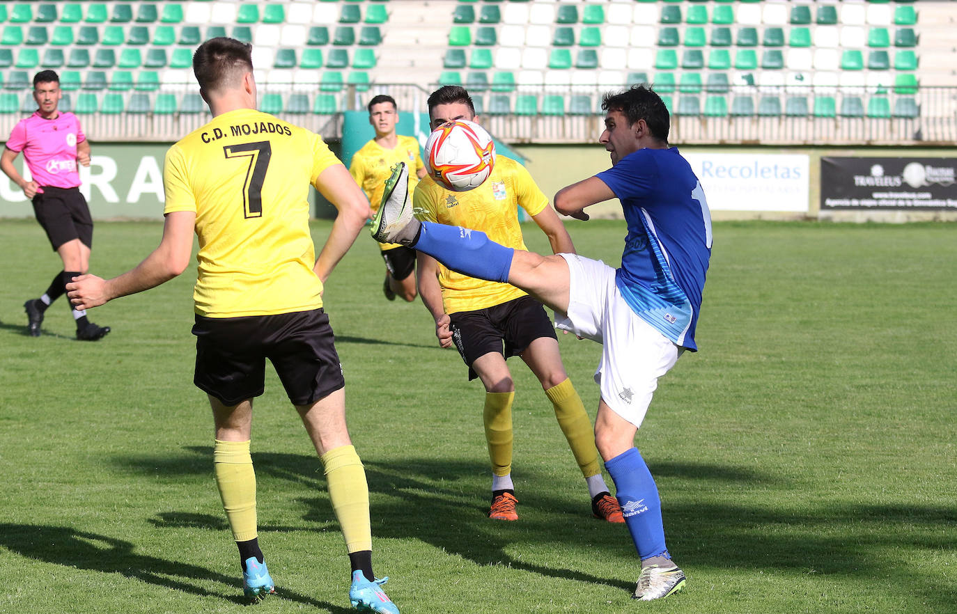 Quino intenta controlar el balón durante el partido de este sábado en La Albuera.