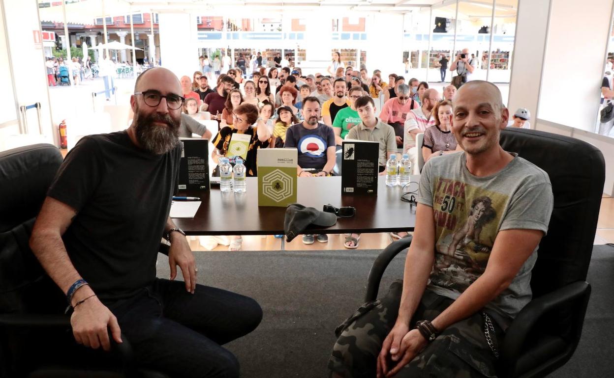 Antonio Garrido y David Aja, durante su intervención en la Feria del Libro. 