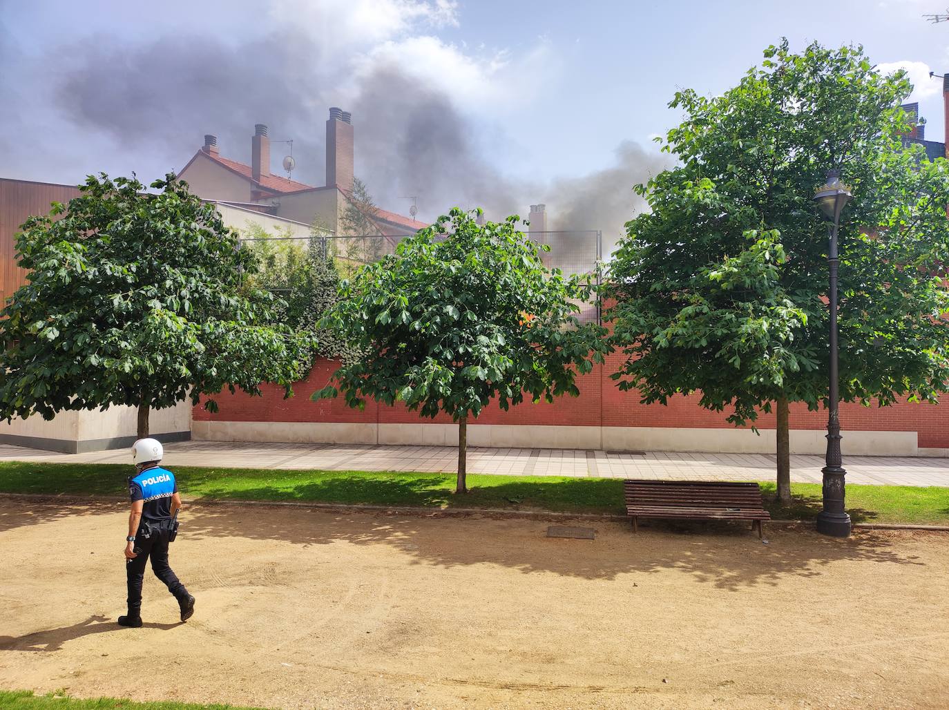 Arde el patio de una casa en la calle Sajambre de Valladolid.