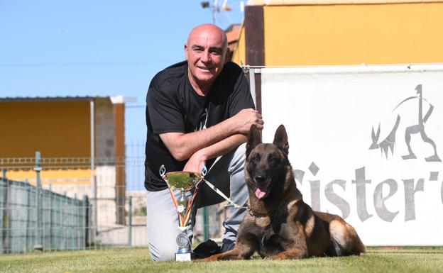 Roger y Antonio Alonso posan con el trofeo de subcampeones del mundo. 