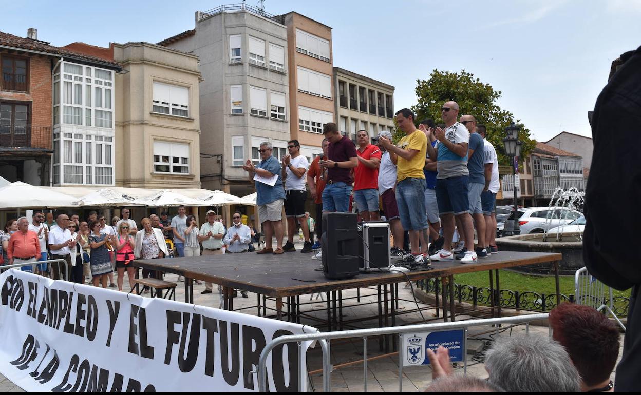 Aguilar de Campoo sale a la calle para celebrar la continuidad de la factoría de Siro