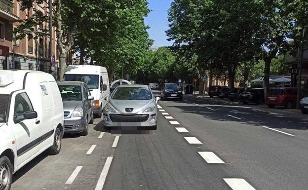 Vehículo parado en doble fila en el carril bici de la avenida de la Constitución.