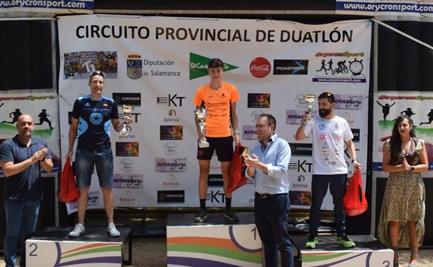 Imagen principal - Óscar Herrero y María Renilla triunfan en el V Duatlón Cross de Ciudad Rodrigo