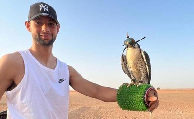 Imagen principal - Arriba, Joaquín en Dubai con un águila; Sergio León, de ruta en bicleta por la provincia gaditana; a la derecha, Roberto Jiménez en una pirámide en Egipto. 