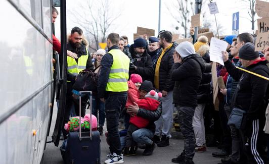 Un autobús de refugiados ucranianos llega a Polonia para huir de la guerra. 