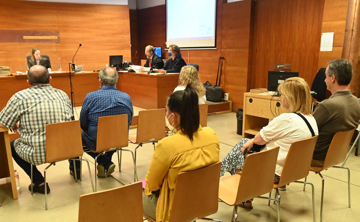 Los seis acusados, minutos antes de comenzar la vista oral. 