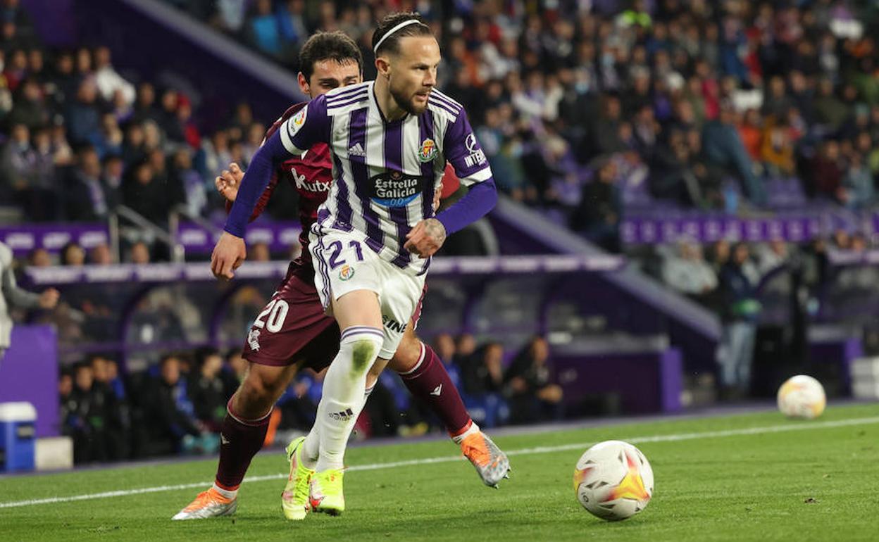 Iván Sánchez conduce el balón en el partido ante la Real Sociedad B. 