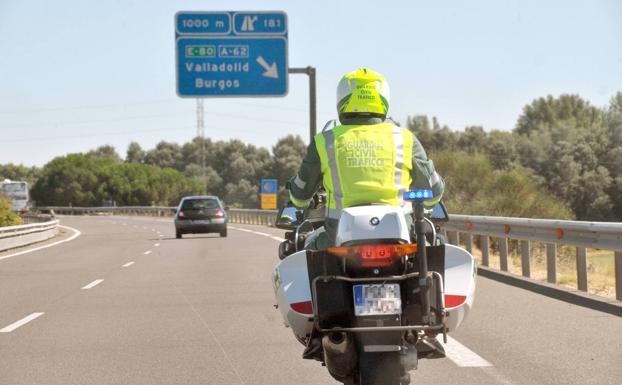 Circula ebrio, sin carné y en sentido contrario durante 64 kilómetros por la A-62