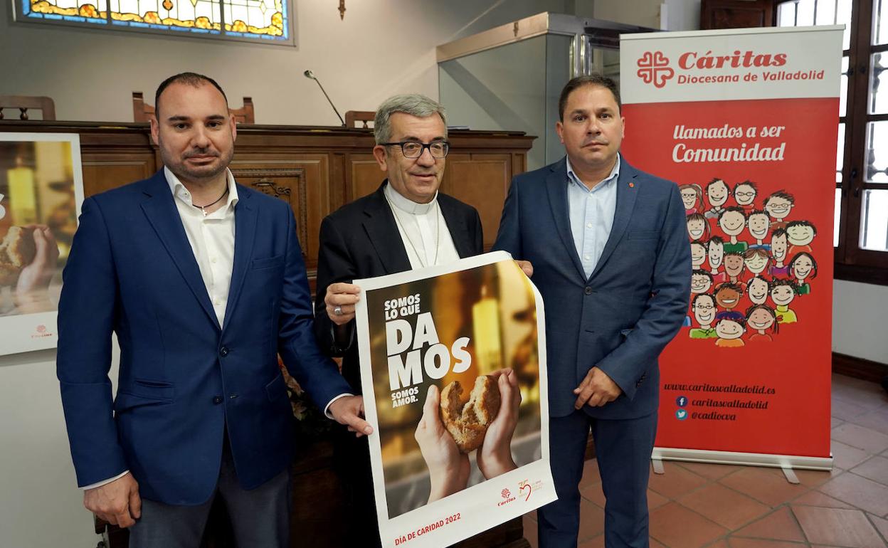 El obispo auxiliar de la Archidiócesis de Valladolid, Luis Argüello en el medio junto con el delegado Episcopal de Cáritas Diocesana de Valladolid, Jose Colinas a la izquierda y el director de Cáritas Diocesana de Valladolid, Guenther Eduardo Boelhof a la derecha. 