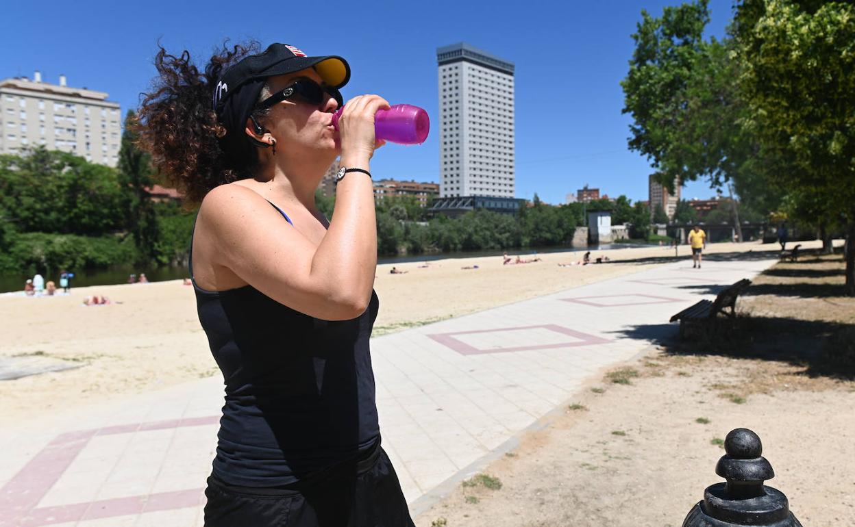 Una mujer se refresca en la playa de las Moreras de Valladolid. 