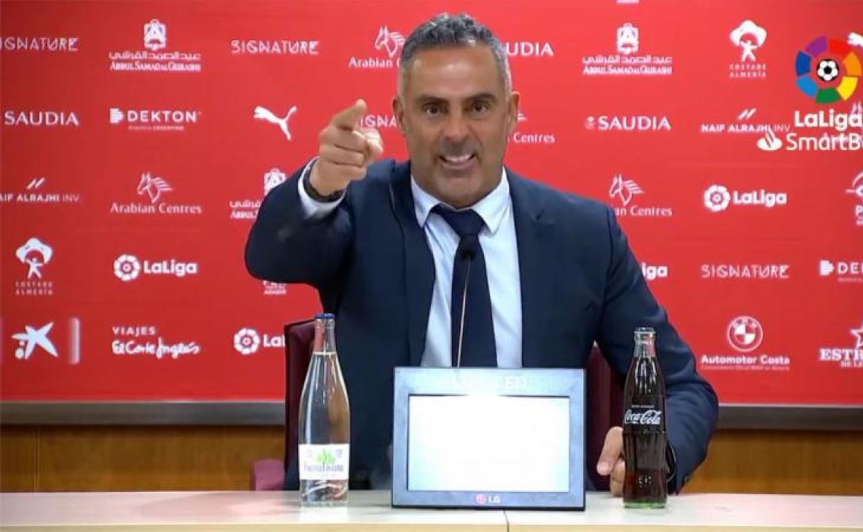 Jose Gomes en una rueda de prensa cuando dirigía al Almería. 