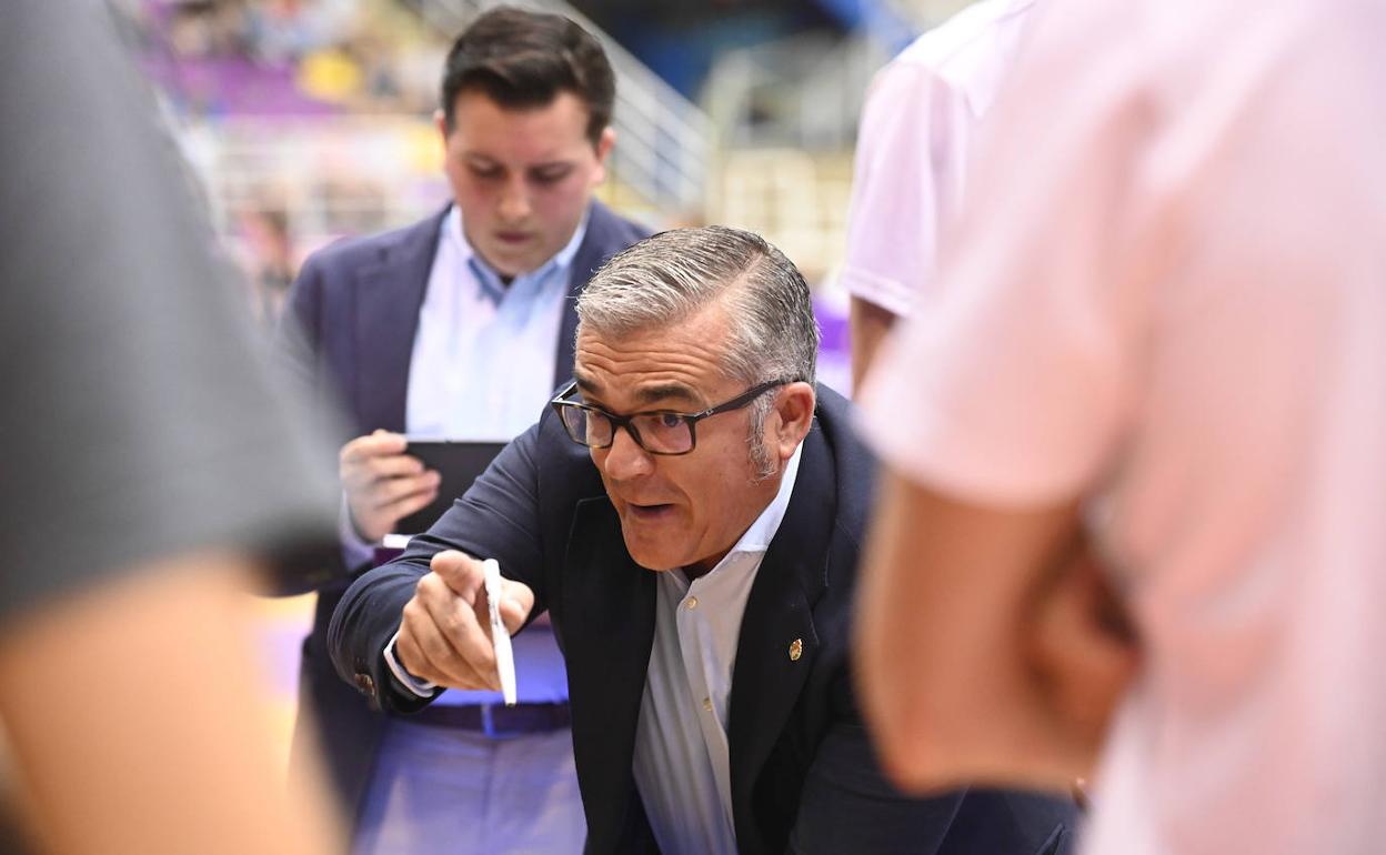 Paco García da instrucciones durante un tiempo muerto a sus jugadores. 