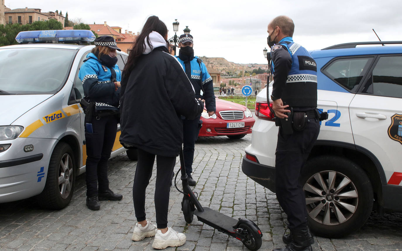 Policía Local, junto a una usuaria de un patinete eléctrico en Segovia.