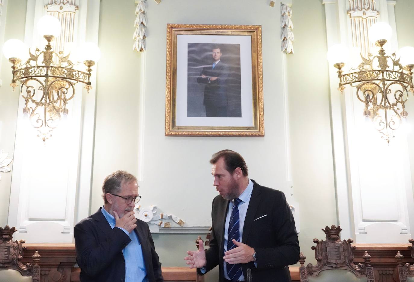 Óscar Puente charla con el teniente de alcalde, Manuel Saravia, antes del pleno. 