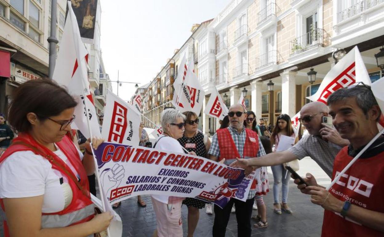 Concentración de trabajadores de contact center en Palencia para exigir salarios y condiciones laborales dignas.