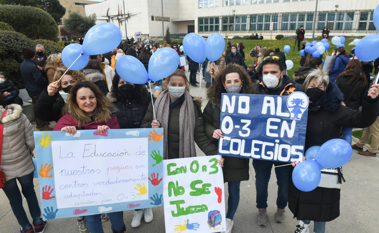 Protestas en Valladolid contra la gestión de la enseñanza de 0 a 3 años. 
