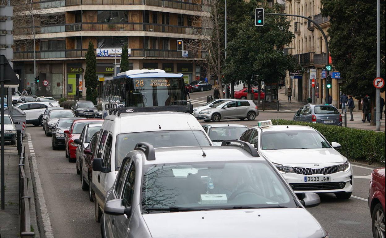 Tráfico denso en la zona de la Puerta de Zamora de Salamanca.