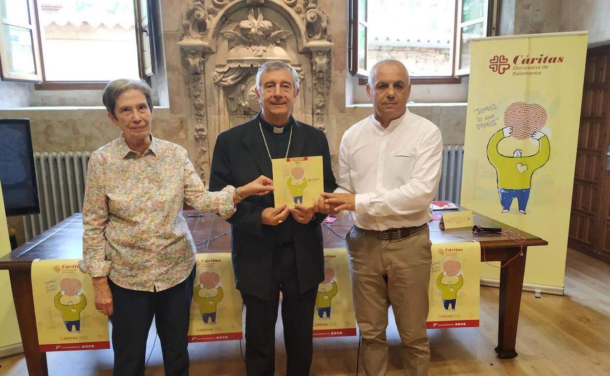 Carmen Calzada, el obispo, monseñor José Luis Retana, y José Mª Rodríguez.