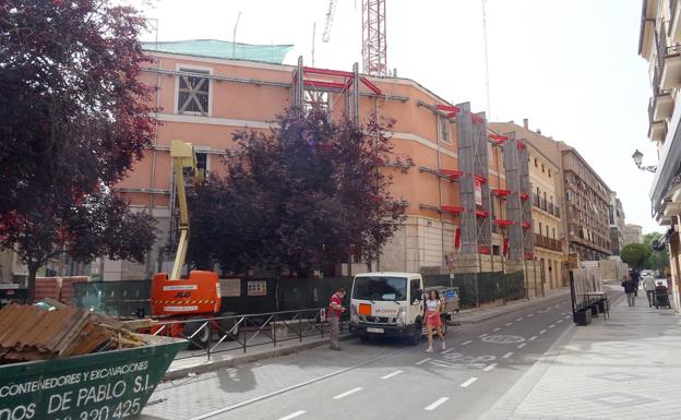 Labores de desmontaje de los apeos de la fachada del antiguo colegio Niño Jesús. 