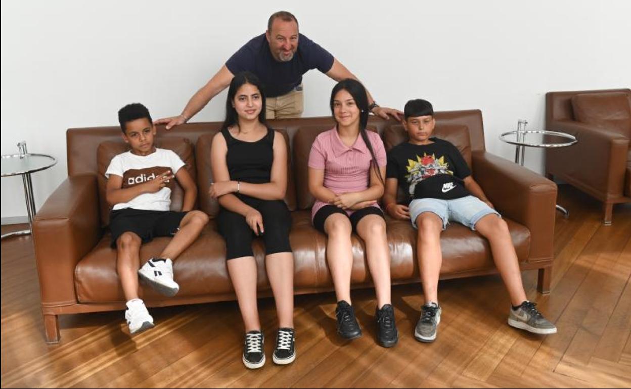 Alberto Rodríguez, 'Bertoni', director del colegio Cristóbal Colón con cuatro de los actores que participan en el estreno. 