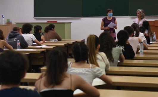 Los alumnos atienden las indicaciones antes de empezar la prueba de acceso a la universidad. 